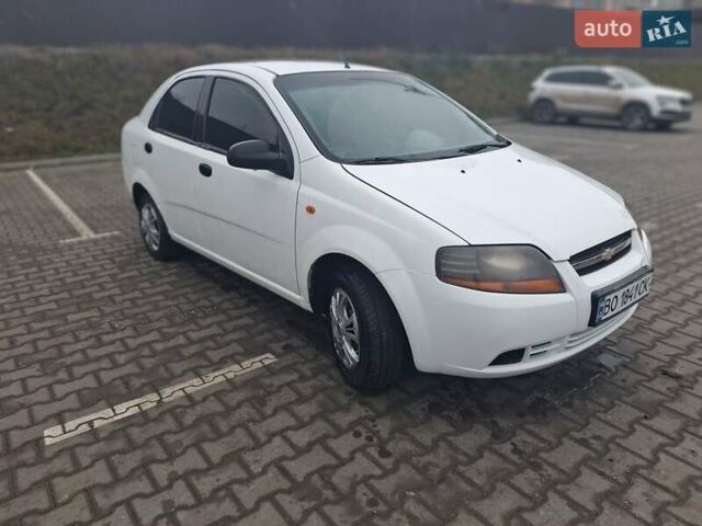 Белый Шевроле Авео, объемом двигателя 1.5 л и пробегом 250 тыс. км за 1650 $, фото 1 на Automoto.ua