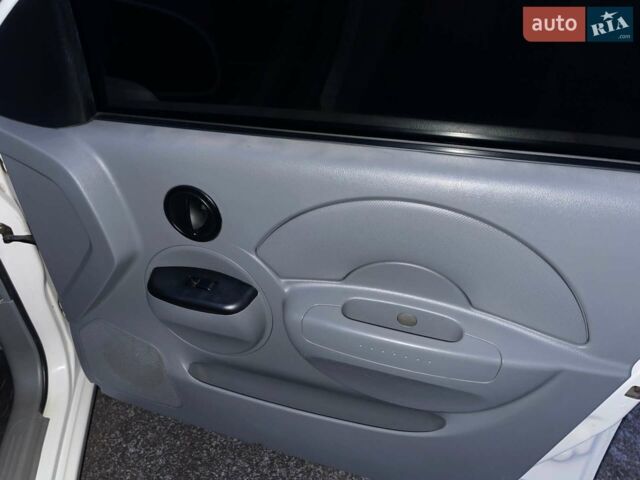 Білий Шевроле Авео, об'ємом двигуна 1.5 л та пробігом 250 тис. км за 3400 $, фото 1 на Automoto.ua