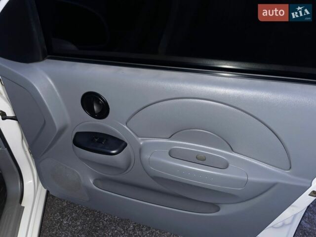 Белый Шевроле Авео, объемом двигателя 1.5 л и пробегом 250 тыс. км за 3400 $, фото 1 на Automoto.ua