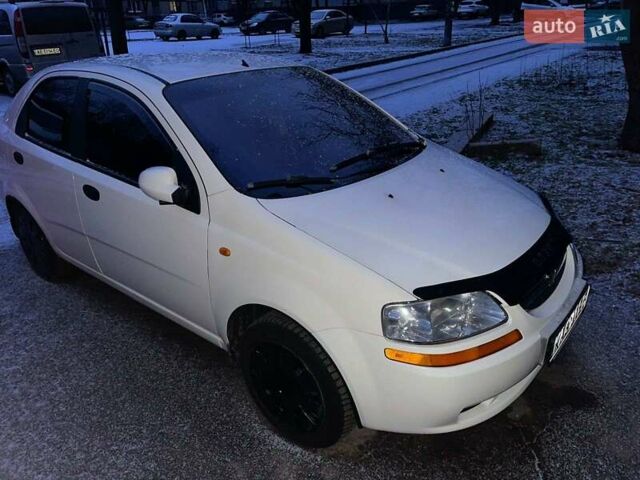 Белый Шевроле Авео, объемом двигателя 1.5 л и пробегом 250 тыс. км за 3400 $, фото 1 на Automoto.ua