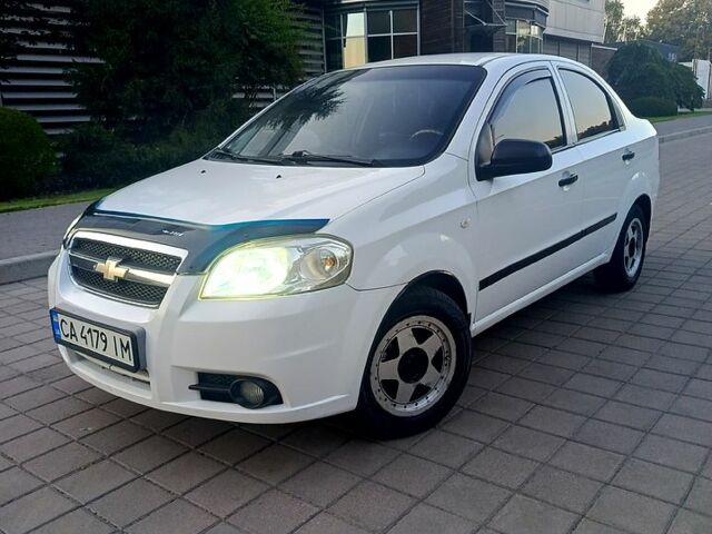Белый Шевроле Авео, объемом двигателя 1.5 л и пробегом 299 тыс. км за 3700 $, фото 1 на Automoto.ua