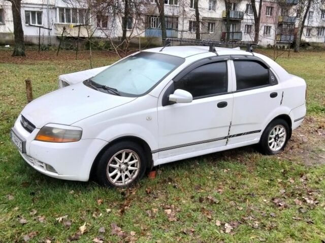 Белый Шевроле Авео, объемом двигателя 1.5 л и пробегом 250 тыс. км за 2300 $, фото 1 на Automoto.ua