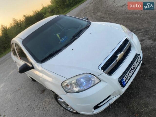Белый Шевроле Авео, объемом двигателя 1.5 л и пробегом 340 тыс. км за 3800 $, фото 1 на Automoto.ua