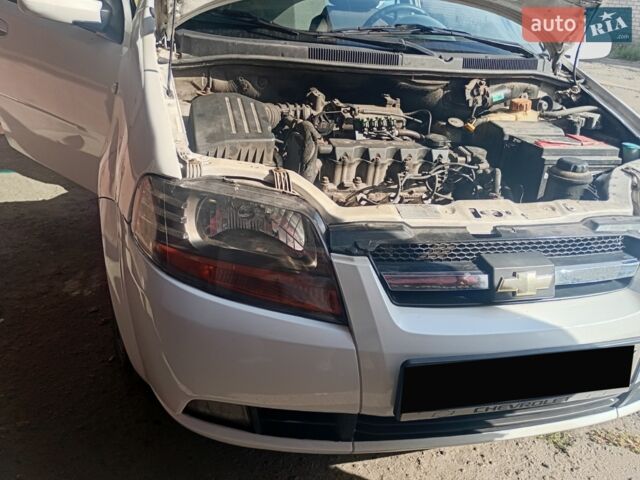 Белый Шевроле Авео, объемом двигателя 1.5 л и пробегом 400 тыс. км за 2500 $, фото 1 на Automoto.ua