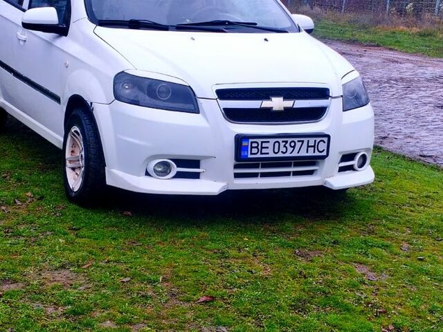 Белый Шевроле Авео, объемом двигателя 1.5 л и пробегом 205 тыс. км за 3400 $, фото 1 на Automoto.ua