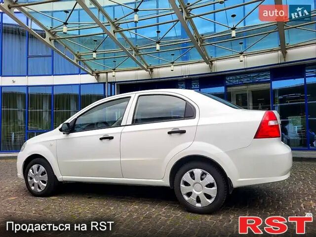 Белый Шевроле Авео, объемом двигателя 1.5 л и пробегом 200 тыс. км за 3200 $, фото 1 на Automoto.ua
