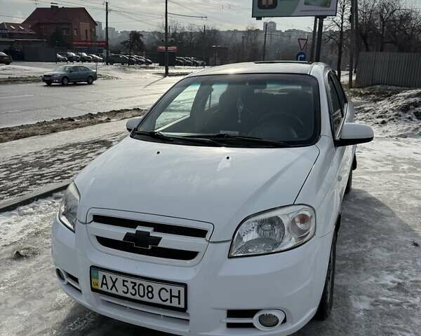 Белый Шевроле Авео, объемом двигателя 1.6 л и пробегом 150 тыс. км за 4500 $, фото 1 на Automoto.ua