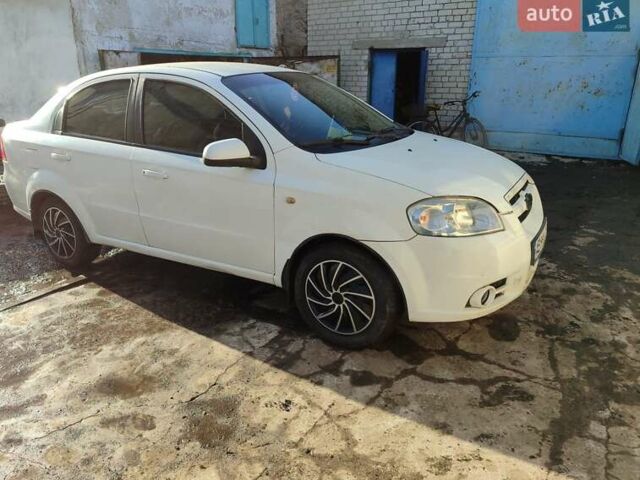 Белый Шевроле Авео, объемом двигателя 1.6 л и пробегом 205 тыс. км за 3800 $, фото 1 на Automoto.ua
