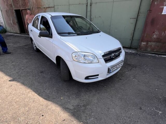 Белый Шевроле Авео, объемом двигателя 1.5 л и пробегом 301 тыс. км за 2399 $, фото 1 на Automoto.ua