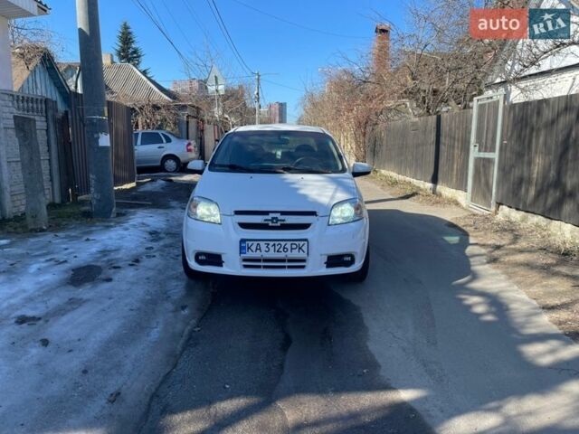 Белый Шевроле Авео, объемом двигателя 1.5 л и пробегом 250 тыс. км за 2100 $, фото 1 на Automoto.ua