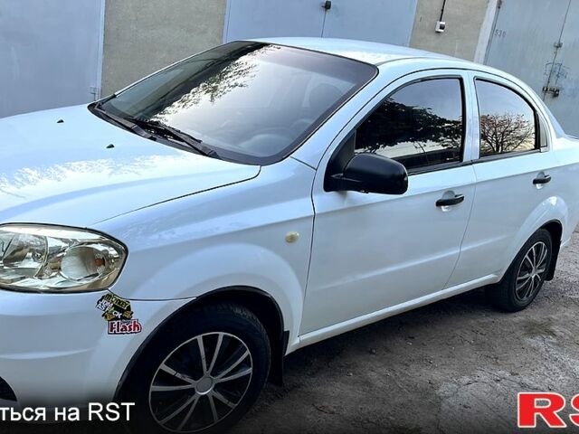 Белый Шевроле Авео, объемом двигателя 1.5 л и пробегом 220 тыс. км за 3200 $, фото 1 на Automoto.ua
