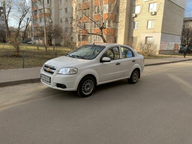 Белый Шевроле Авео, объемом двигателя 1.5 л и пробегом 300 тыс. км за 2550 $, фото 1 на Automoto.ua