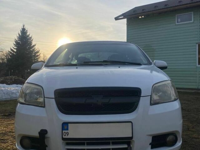 Белый Шевроле Авео, объемом двигателя 1.6 л и пробегом 380 тыс. км за 2900 $, фото 1 на Automoto.ua
