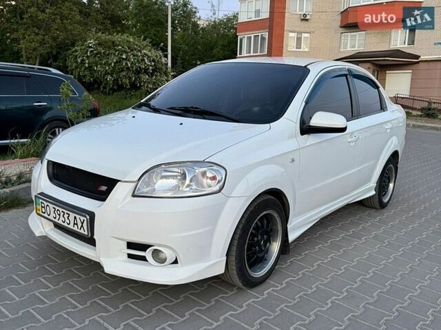Белый Шевроле Авео, объемом двигателя 1.6 л и пробегом 253 тыс. км за 3900 $, фото 1 на Automoto.ua