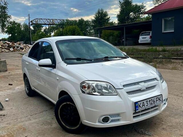 Белый Шевроле Авео, объемом двигателя 1.5 л и пробегом 700 тыс. км за 2300 $, фото 1 на Automoto.ua