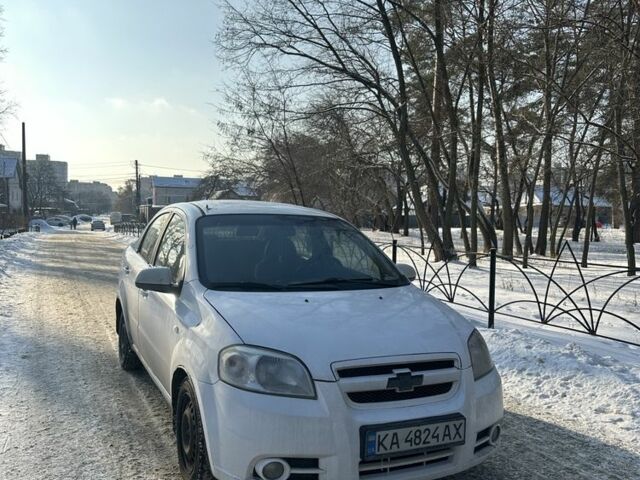 Белый Шевроле Авео, объемом двигателя 1.6 л и пробегом 300 тыс. км за 2750 $, фото 1 на Automoto.ua