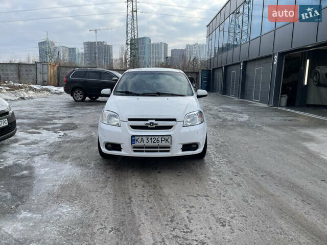 Белый Шевроле Авео, объемом двигателя 1.5 л и пробегом 280 тыс. км за 2150 $, фото 1 на Automoto.ua