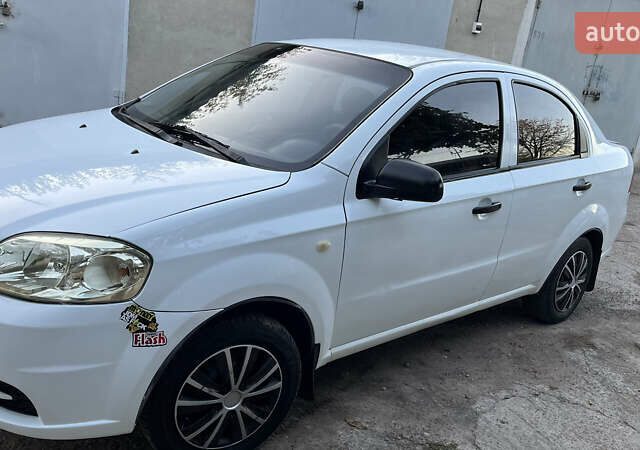Білий Шевроле Авео, об'ємом двигуна 1.5 л та пробігом 220 тис. км за 3300 $, фото 1 на Automoto.ua