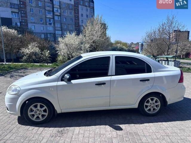 Белый Шевроле Авео, объемом двигателя 1.5 л и пробегом 270 тыс. км за 2900 $, фото 1 на Automoto.ua