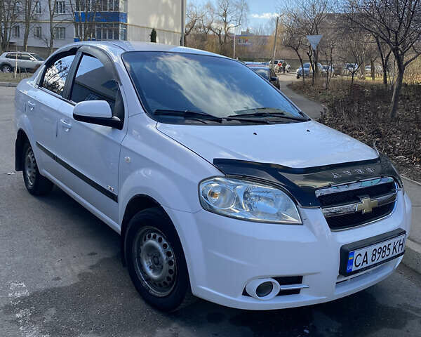Белый Шевроле Авео, объемом двигателя 1.5 л и пробегом 185 тыс. км за 3900 $, фото 1 на Automoto.ua