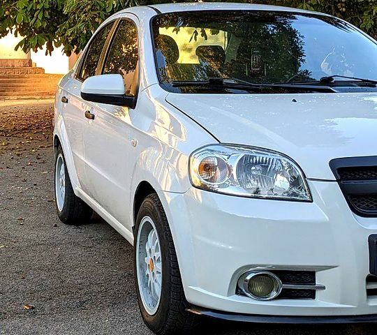 Белый Шевроле Авео, объемом двигателя 1.5 л и пробегом 195 тыс. км за 3900 $, фото 1 на Automoto.ua