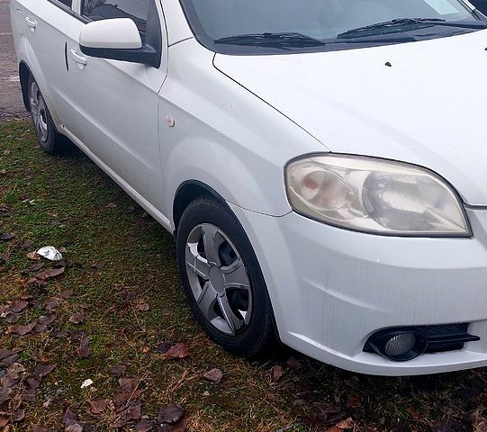 Белый Шевроле Авео, объемом двигателя 1.6 л и пробегом 120 тыс. км за 3500 $, фото 1 на Automoto.ua