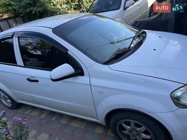 Белый Шевроле Авео, объемом двигателя 1.5 л и пробегом 350 тыс. км за 3500 $, фото 1 на Automoto.ua