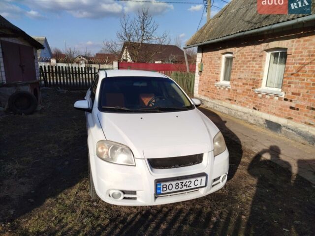 Білий Шевроле Авео, об'ємом двигуна 1.6 л та пробігом 300 тис. км за 2900 $, фото 1 на Automoto.ua