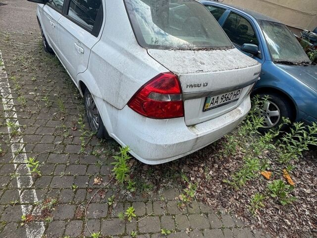 Белый Шевроле Авео, объемом двигателя 1.6 л и пробегом 260 тыс. км за 3200 $, фото 1 на Automoto.ua