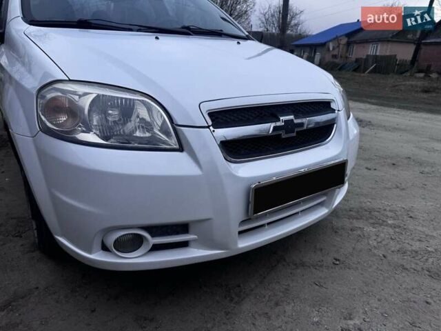Белый Шевроле Авео, объемом двигателя 1.6 л и пробегом 254 тыс. км за 3700 $, фото 1 на Automoto.ua