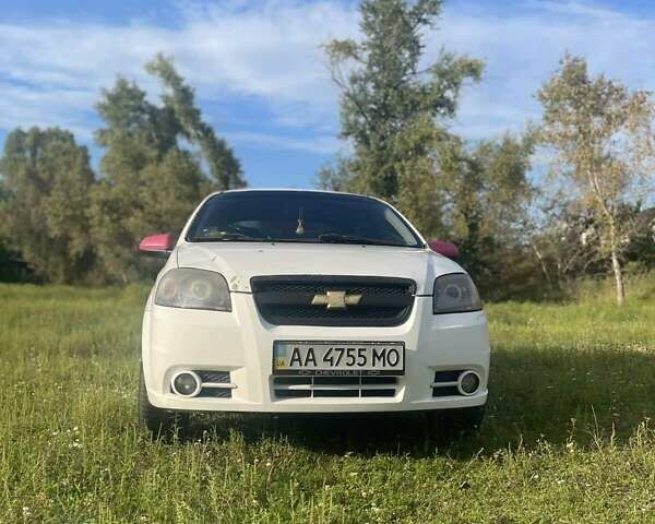 Белый Шевроле Авео, объемом двигателя 1.5 л и пробегом 262 тыс. км за 4500 $, фото 1 на Automoto.ua