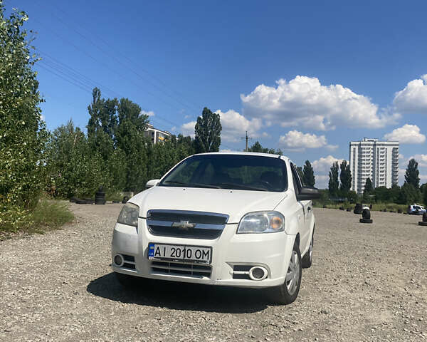 Белый Шевроле Авео, объемом двигателя 1.5 л и пробегом 252 тыс. км за 2900 $, фото 1 на Automoto.ua