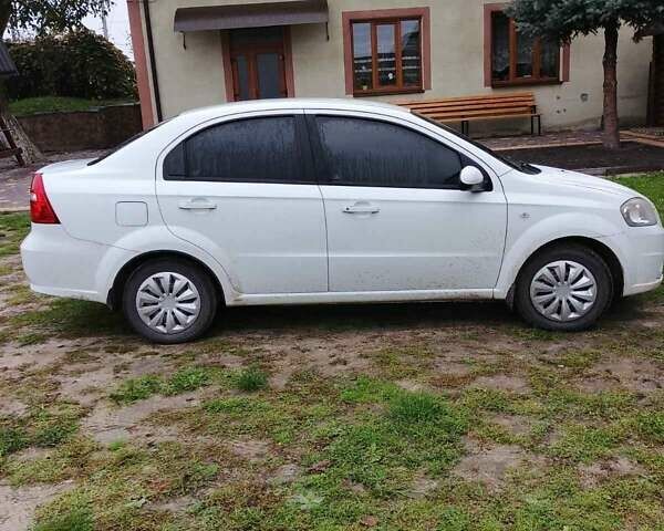 Белый Шевроле Авео, объемом двигателя 1.6 л и пробегом 182 тыс. км за 3300 $, фото 1 на Automoto.ua