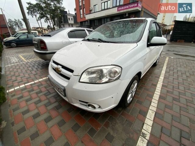 Белый Шевроле Авео, объемом двигателя 1.6 л и пробегом 291 тыс. км за 2800 $, фото 1 на Automoto.ua