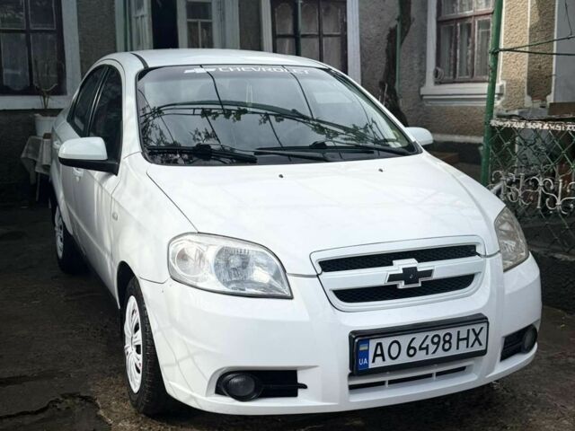 Белый Шевроле Авео, объемом двигателя 1.6 л и пробегом 300 тыс. км за 2100 $, фото 1 на Automoto.ua
