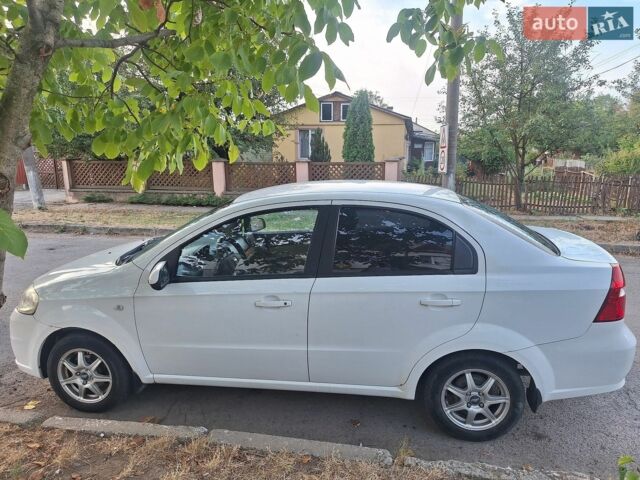 Белый Шевроле Авео, объемом двигателя 1.6 л и пробегом 170 тыс. км за 3000 $, фото 1 на Automoto.ua