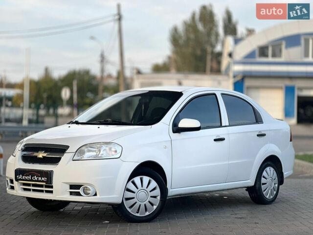 Белый Шевроле Авео, объемом двигателя 1.5 л и пробегом 251 тыс. км за 3999 $, фото 1 на Automoto.ua
