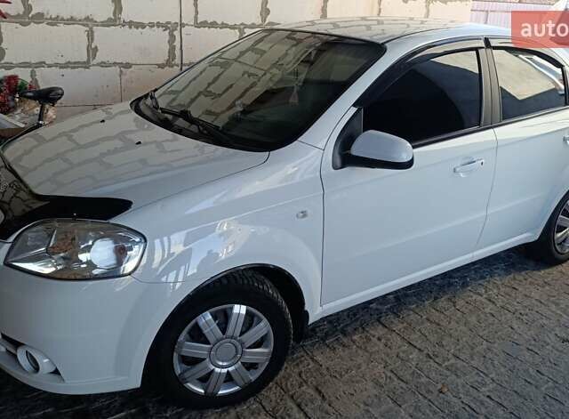 Білий Шевроле Авео, об'ємом двигуна 1.6 л та пробігом 170 тис. км за 3800 $, фото 1 на Automoto.ua