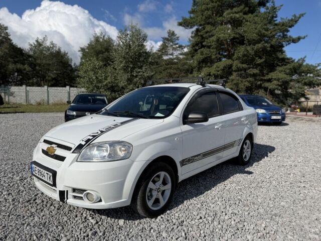 Белый Шевроле Авео, объемом двигателя 1.6 л и пробегом 210 тыс. км за 3757 $, фото 1 на Automoto.ua