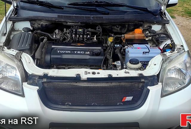 Белый Шевроле Авео, объемом двигателя 1.6 л и пробегом 255 тыс. км за 3800 $, фото 1 на Automoto.ua