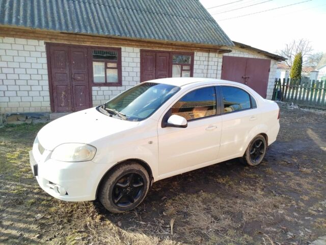 Белый Шевроле Авео, объемом двигателя 1.6 л и пробегом 300 тыс. км за 2800 $, фото 1 на Automoto.ua