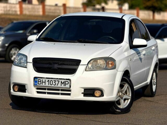 Белый Шевроле Авео, объемом двигателя 1.6 л и пробегом 433 тыс. км за 3900 $, фото 1 на Automoto.ua