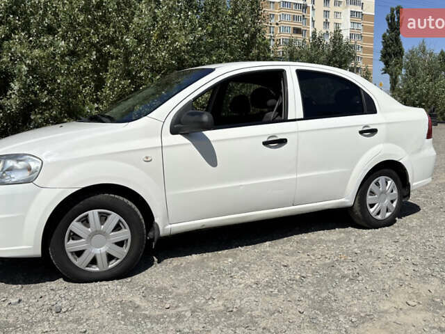 Белый Шевроле Авео, объемом двигателя 1.5 л и пробегом 260 тыс. км за 2700 $, фото 1 на Automoto.ua