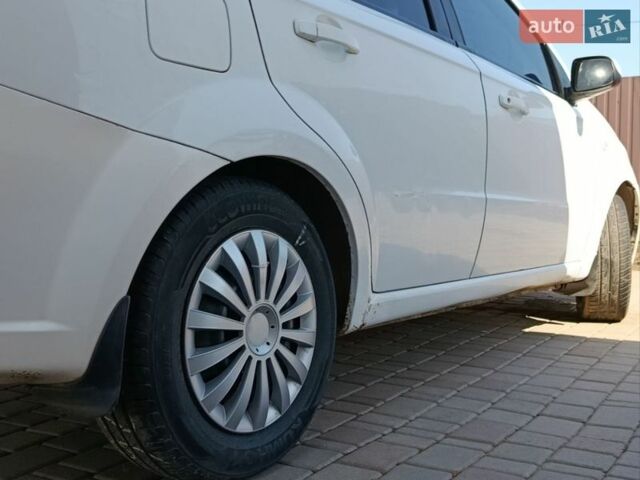 Белый Шевроле Авео, объемом двигателя 1.6 л и пробегом 175 тыс. км за 2700 $, фото 1 на Automoto.ua