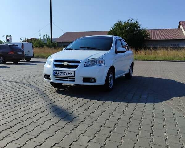 Белый Шевроле Авео, объемом двигателя 1.6 л и пробегом 200 тыс. км за 3150 $, фото 1 на Automoto.ua