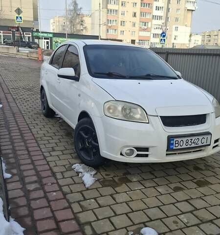 Белый Шевроле Авео, объемом двигателя 1.6 л и пробегом 305 тыс. км за 2800 $, фото 1 на Automoto.ua