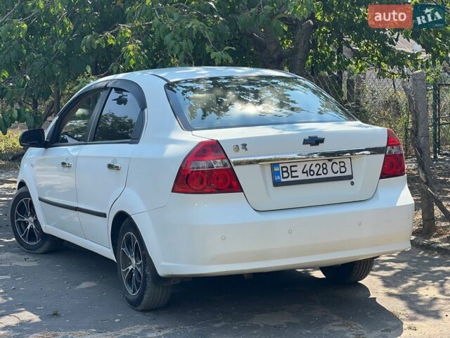 Белый Шевроле Авео, объемом двигателя 1.6 л и пробегом 215 тыс. км за 3900 $, фото 1 на Automoto.ua