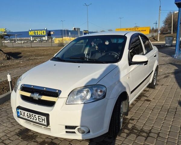 Белый Шевроле Авео, объемом двигателя 1.5 л и пробегом 212 тыс. км за 4500 $, фото 1 на Automoto.ua