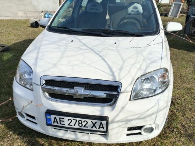 Белый Шевроле Авео, объемом двигателя 1.5 л и пробегом 300 тыс. км за 3800 $, фото 1 на Automoto.ua