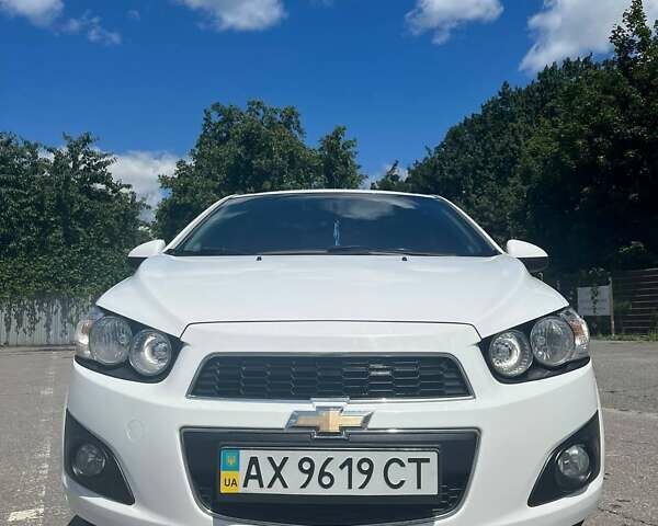 Белый Шевроле Авео, объемом двигателя 1.6 л и пробегом 135 тыс. км за 6000 $, фото 1 на Automoto.ua